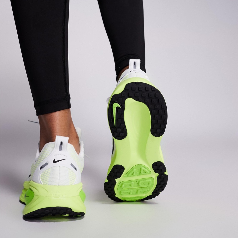 NWOB Nike Running Vomero 18 sneakers - Picture 5 of 8